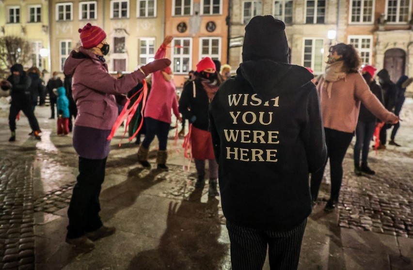 „Tylko świadome i dobrowolne TAK oznacza zgodę”. Manifestujące gdańszczanki tańczyły pod Neptunem 14.02.2021 r.