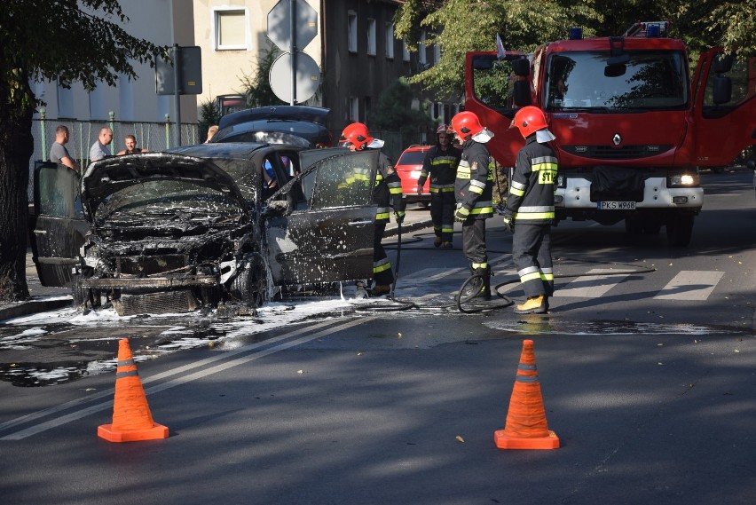 Na ul. Mickiewicza w Kościanie spłonął samochód