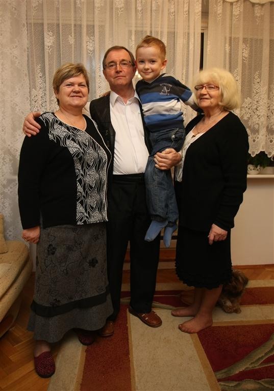 Babcia Aniela i dziadek Lucjan Capkowie oraz babcia Jadwiga Radzikowska z wnukiem Mateuszem