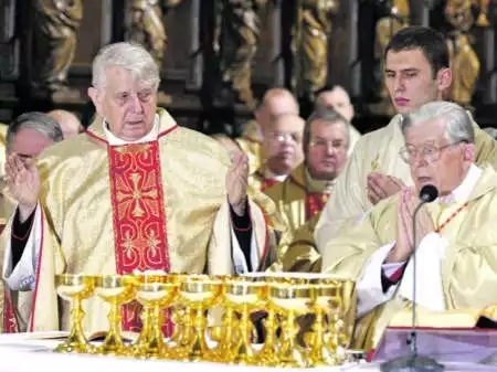 Arcybiskup Stanisław Wielgus (z lewej), uczestniczył we mszy świętej. Z prawej kardynał Józef Glemp - Fot. Jerzy Dudek - Fotorzepa