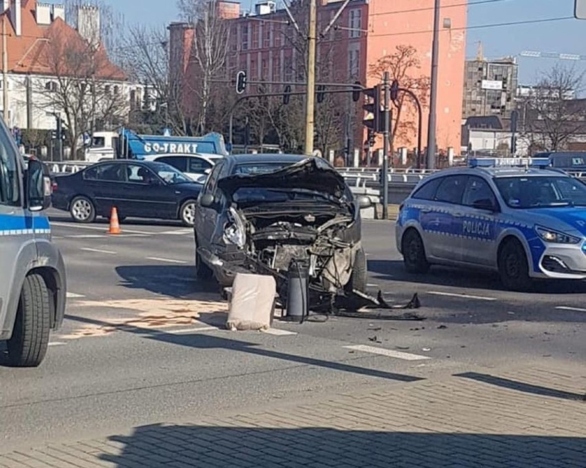 Groźny wypadek na skrzyżowaniu al. Mickiewicza z ul. Żeromskiego ZDJĘCIA