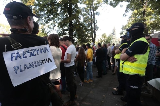 Manifestacje antycovidowców odbywają się w miastach całej Polski