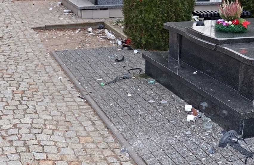 Rozbijali znicze na łomżyńskim cmentarzu. Młodzi wandale odpowiedzą przed sądem