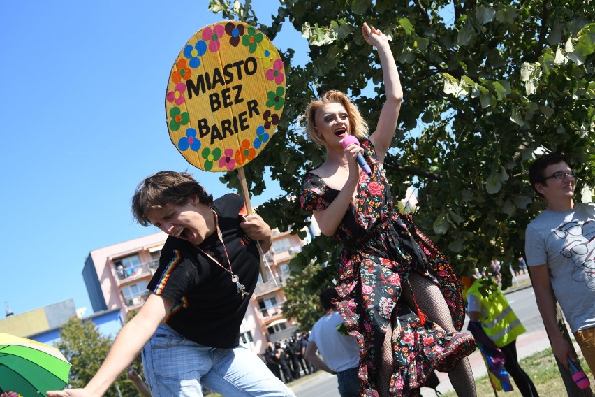 Pierwszy Marsz Równości w historii Gorzowa idzie ulicami [RELACJA]