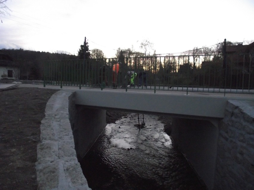 Dwa mosty w Maciejowej, zniszczone przez ubiegłoroczną...