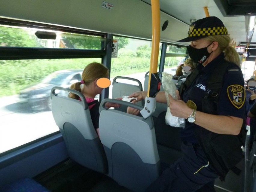 Świdniccy strażnicy kontrolują noszenie maseczek w autobusach. To nadal obowiązek!
