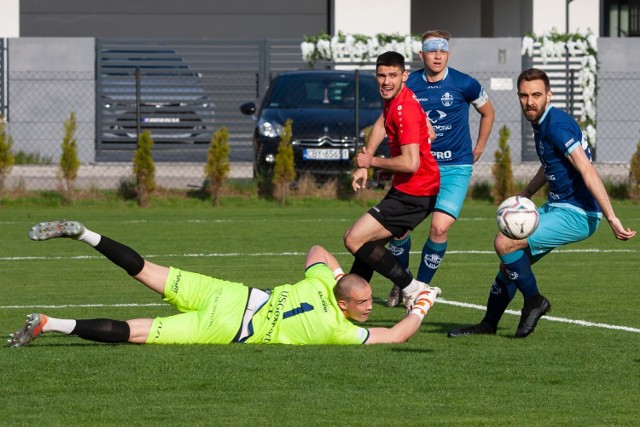 W meczu 27. kolejki IV ligi Sportis Łochowo pokonał Chemika Moderatora Bydgoszcz 3:1. Gole dla gospodarzy strzelili: Maciej Szymański (16), Dylan Ruiz-Diaz (35) i Michał Kalitta (46). Honorową bramkę dla chemików zdobył Maciej Kot (23). Po tej porażce chemicy spadli na trzecią pozycję, a łochowianie są na szóstej lokacie.

Aby zobaczyć zdjęcia z meczu prosimy przesuwać palcem po ekranie smartfonu lub strzałkami w komputerze>>>