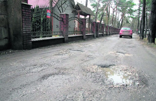 -&nbsp;Ta ulica jest zawsze brudna, zaśmiecona, bardzo trudno nią przejechać. Sprawia wrażenie niczyjej - alarmują kielczanie.