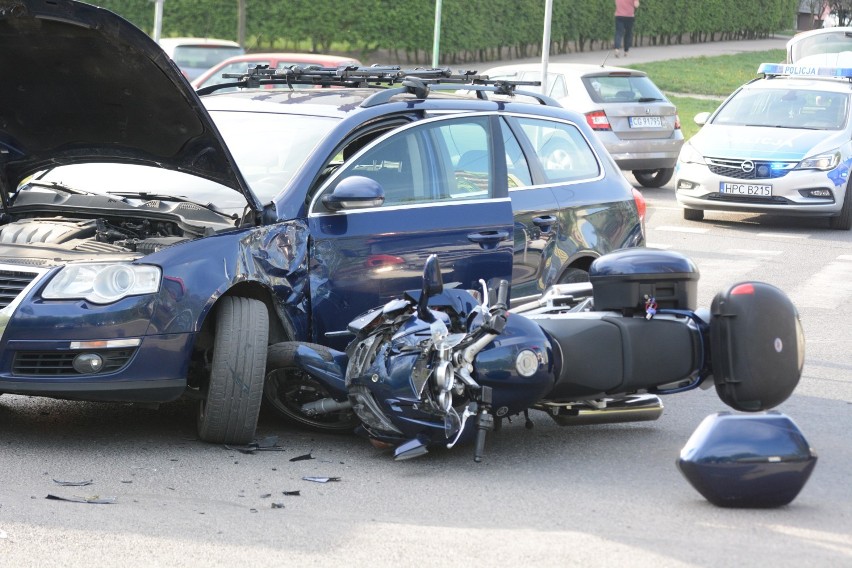 Wypadek samochodu i motocykla na Strzemięcinie w Grudziądzu [wideo, zdjęcia]