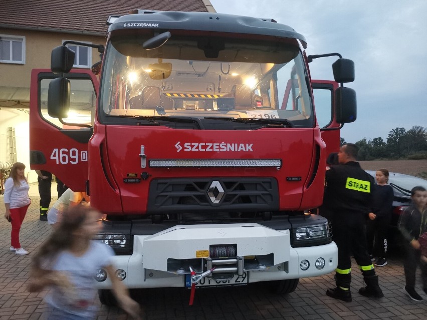 Jednostka OSP Ścinawka Dolna z nowym wozem strażackim