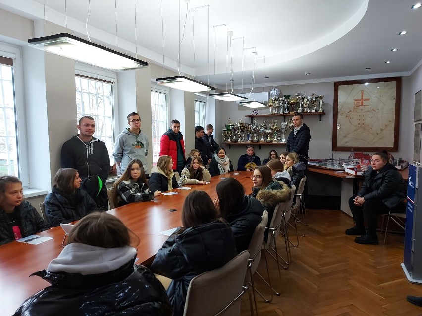 Uczniowie ze Szkoły przy Teatralnej z wizytą we wronieckim Zakładzie Karnym