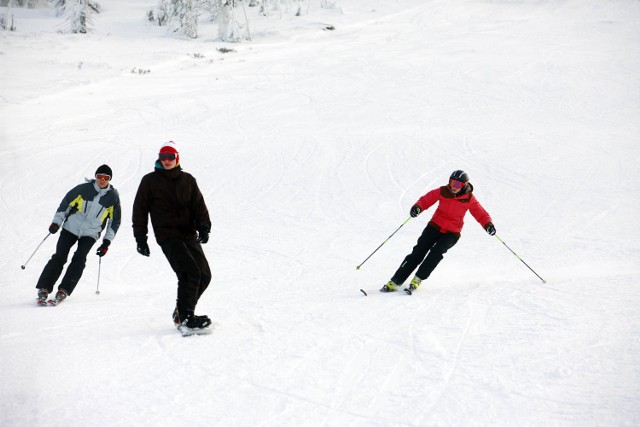 Choć w polskich Karkonoszach od dawna nie padał śnieg nadal można pojeździć na nartach w Karpaczu.