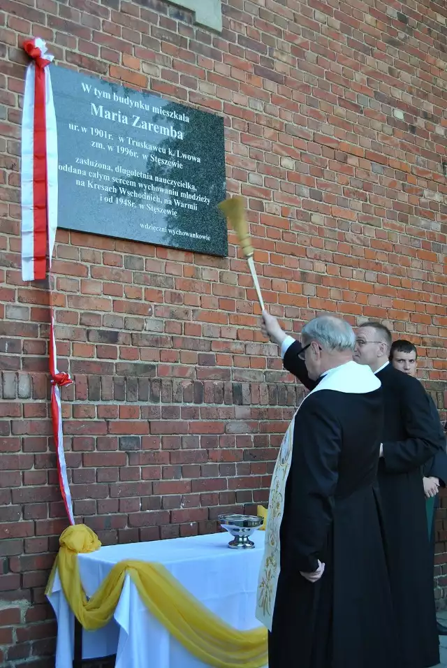 Ksiądz kanonik, proboszcz stęszewskiej parafii poświęcił pamiątkową tablicę