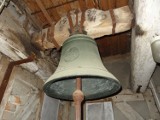 Tajemniczy stary dzwon wieńczy dzwonnicę kościółka w Świętym Wojciechu pod Międzyrzeczem. Komu bił i kiedy? Co jeszcze kryje mała świątynia
