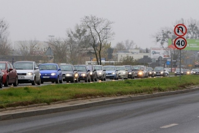 Tradycyjnie 1 listopada ruch na ulicach w pobliżu cmentarzy w Toruniu będzie ogromny