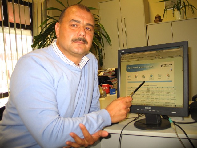 Piotr Tlałka, dyrektor Gimnazjum w Twardorzeczce przekonuje, że korzystanie z elektronicznego dziennika jest proste zarówno dla nauczycieli, jak też rodziców uczniów.