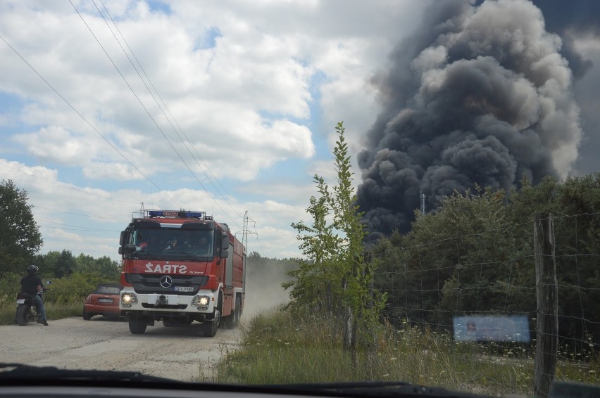 Pożar nielegalnego składowiska odpadów chemicznych w Jakubowie koło Głogowa [ZDJĘCIA, FILM]