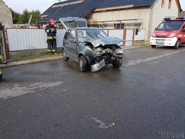 W sobotni wiecz&oacute;r w Zawadzie pod Opolem doszło do wypadku. Kierowca fiata zakończył jazdę na przydrożnym słupie. Jedna osoba została poszkodowana. Na drodze były utrudnienia w ruchu, obecnie trasa jest przejezdna.