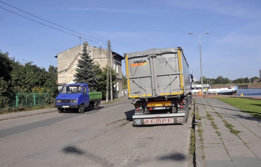 Tiry cały czas niszczą ulice Nowego Portu. Rozjeżdżają drogi, chodniki, zieleńce. Czy to się zmieni?