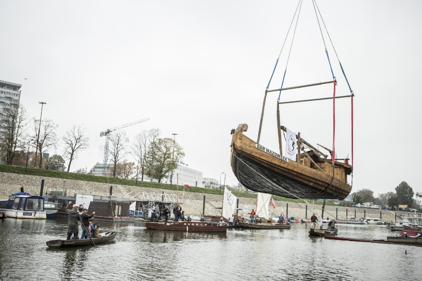 Dar Mazowsza. Największa drewniana łódź na Wiśle. Wygląda...