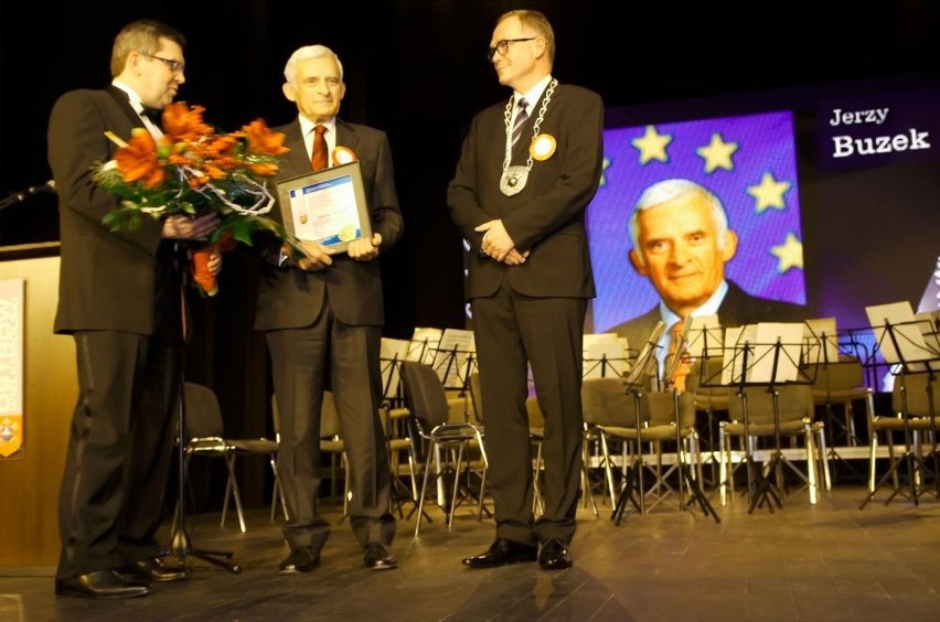 Jerzy Buzek honorowym obywatelem Ostrowa [ZDJĘCIA]