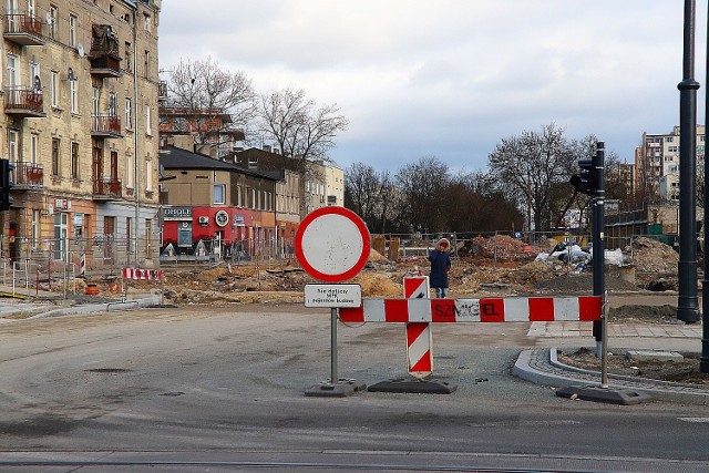 Trwa remont ulicy Dąbrowskiego na odcinku od alei Śmigłego Rydza do ul.Kilińskiego. Prowadzone są tu prace wodno kanalizacyjne i przygotowania pełnej infrastruktury podziemnej konieczne do zbudowania nowej jezdni i torowiska w ramach projektu Tramwaj dla Łodzi.