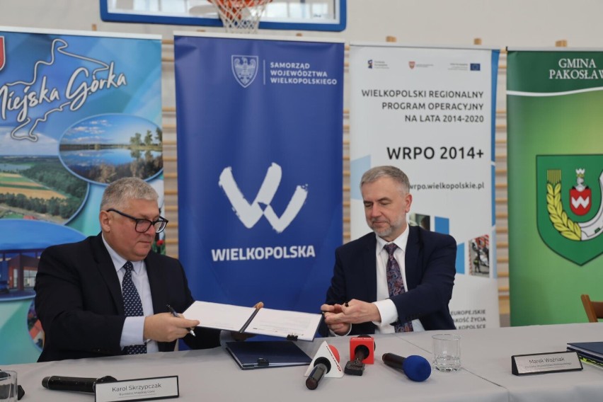 Podpisanie umowy na dofinansowanie termomodernizacji szkół w Miejskiej Górce i Pakosławiu