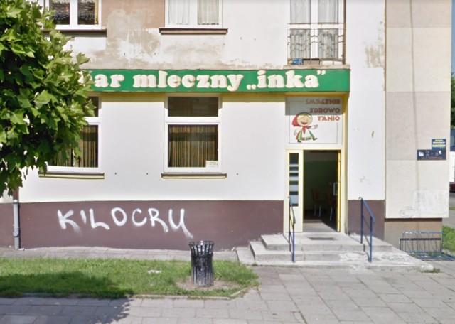 Bar mleczny "inka" - Oświęcim
Bar mleczny "inka", to naszym zdaniem najlepsze miejsce w Oświęcimiu, gdzie można zjeść tanio, smacznie i zdrowo. Właściciele "Inki" podkreślają, że żadne z ich dań nie jest gotowane z produktów mrożonych. - Dania są przygotowywane każdego dnia, nic nie jest przechowywane. Tradycja zobowiązuje - mówią. Inka, to prawie pół wieku tradycji. Najbardziej uwielbianym daniem są tu kluski na parze. To miejsce oblegane przez uczniów pobliskiej szkoły, jak i osoby starsze. To dlatego, że w Ince jest po prostu smacznie jak u mamy! 

Smakosze w barze "Inka" mają w czym wybierać. Na liście dań mogą znaleźć m.in.: rosół z makaronem - 1,80 zł, koperkowa - 1,50 zł, kluski na parze z masłem - 4,80 zł/ cztery sztuki, pierogi ruskie - 3,90 zł/ sześć sztuk, pierogi z kapustą - 3,60 zł/ sześć sztuk, pierogi z serem - 5 zł/sześć sztuk, pierogi leniwe - 4,50 zł/ sześć sztuk, knedle - 4 zł/ cztery sztuki, kopytka z sosem pieczarkowym - 3,50 zł/osiem sztuk, naleśniki z serem - 3 zł/dwie sztuki, łazanki - 3,50 zł, pyzy z mięsem - 6,60 zł/ trzy sztuki, jajko sadzone plus ziemniaki - 3,80 zł/dwie sztuki, kotlet schabowy plus ziemniaki 11,30 zł, gołąbki z mięsem - 8 zł/ dwie sztuki.