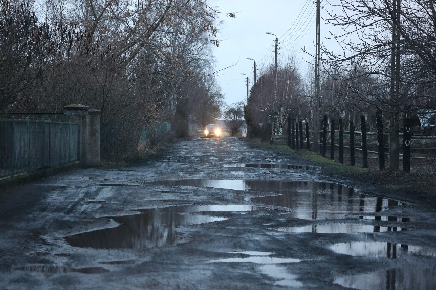 Ulice Leszna, które toną w błocie po roztopach