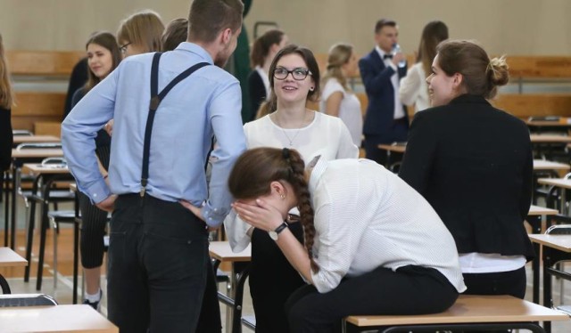 W nocy z poniedziałku na wtorek (2-3 lipca) uczniowie z całej Polski mogli przez internet sprawdzić wyniki egzaminów maturalnych 2018. W Śląskiem serwisami zajmowała się Okręgowa Komisja Egzaminacyjna w Jaworznie. Jak udało nam się ustalić, jeden z dwóch przygotowanych serwisów został aktywowany już kilka minut przed północą. 

- Wszystko przebiegło zgodnie z planem, a serwisy działały prawidłowo - mówi Robert Wanic, dyrektor OKE w Jaworznie. 



Czy wiedza wyniesiona ze szkoły pozostaje w naszych głowach?
