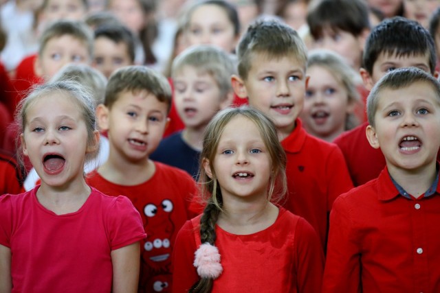 Szkoła do hymnu w SP nr 12 w Piotrkowie w 2019 roku - wspólne śpiewanie Mazurka Dąbrowskiego odbyło się na sali gimnastycznej.