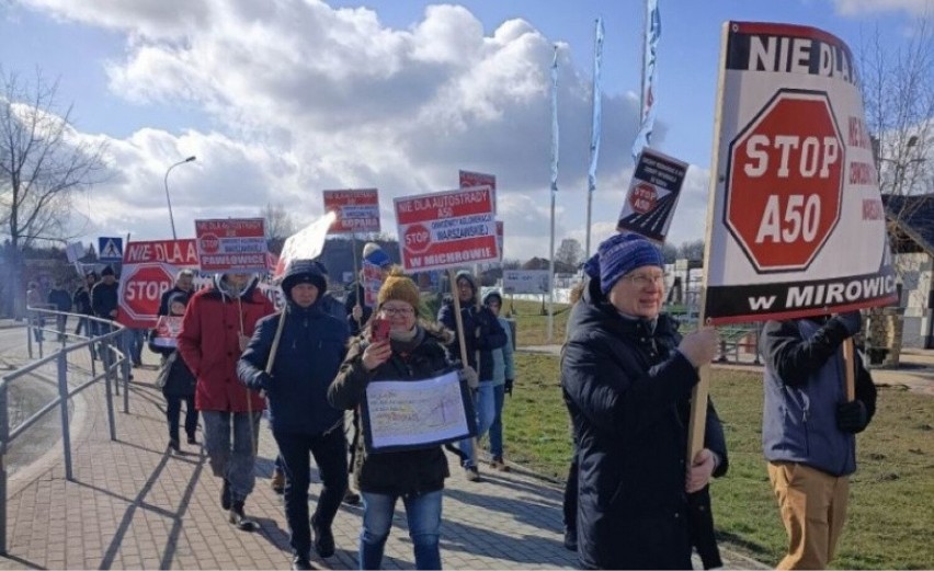 Mieszkańcy gminy Grójec protestują przeciwko zmianie przebiegu obwodnicy Warszawy. Zablokowali krajową "50". Zobacz zdjęcia