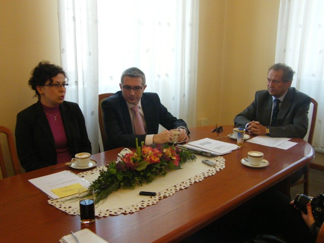 Od lewej: Monika Falk - Filipowicz - prezes Spóldzielni Mieszkaniowej w Pleszewie, Arkadiusz Ptak - wiceburmistrz, Marian Adamek - burmistrz Pleszewa