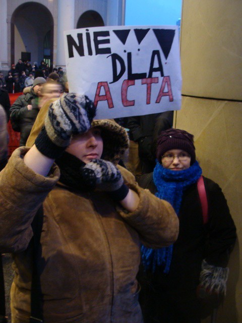 Protest przeciw ACTA w Warszawie. W manifestacji brało udział kilka tysięcy osób [ZDJĘCIA, WIDEO]