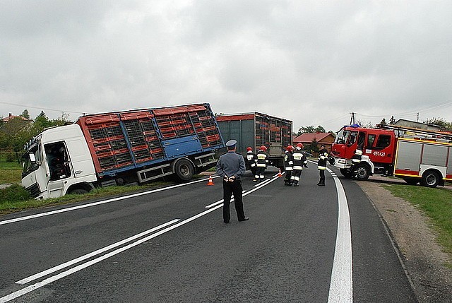 Wypadek w Majdanie Królewskim. Ciężarówka wraz z przyczepą,...