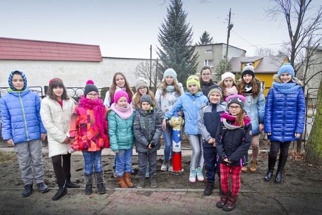 Wesołe hydranty stały się okazją do edukacji z zakresu bezpieczeństwa przeciwpożarowego dla uczniów Szkole Podstawowej nr 5 w Dąbrowie Górniczej