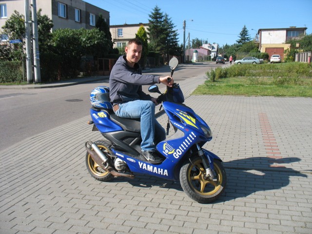 Szymon Szczęsny ze Skarszew - wyślij SMS pod numer 72355 o treści: MOTOR.1 

Od 6 lat posiada skuter marki Yamaha Aerox. 
-&nbsp;Od dziecka interesowałem się motoryzacją. Od 2002 roku zbierałem i nadal zbieram czasopisma o tematyce samochodowej i motocyklowej - wyjaśnia Szymon. - Dużo się naczytałem o różnych pojazdach. W pewnym momencie uznałem jednak, że czas sprawdzić, jak działają one w praktyce.