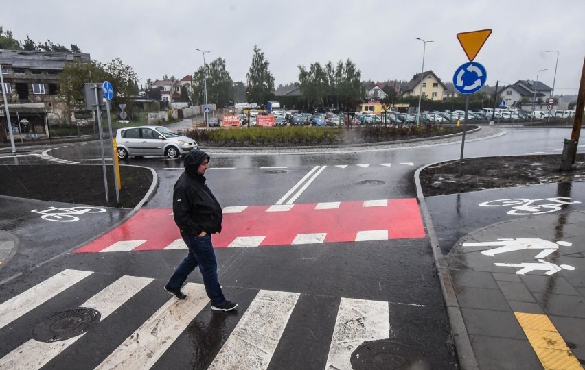 Nowe rondo zastąpiło istniejące wcześniej kolizyjne...