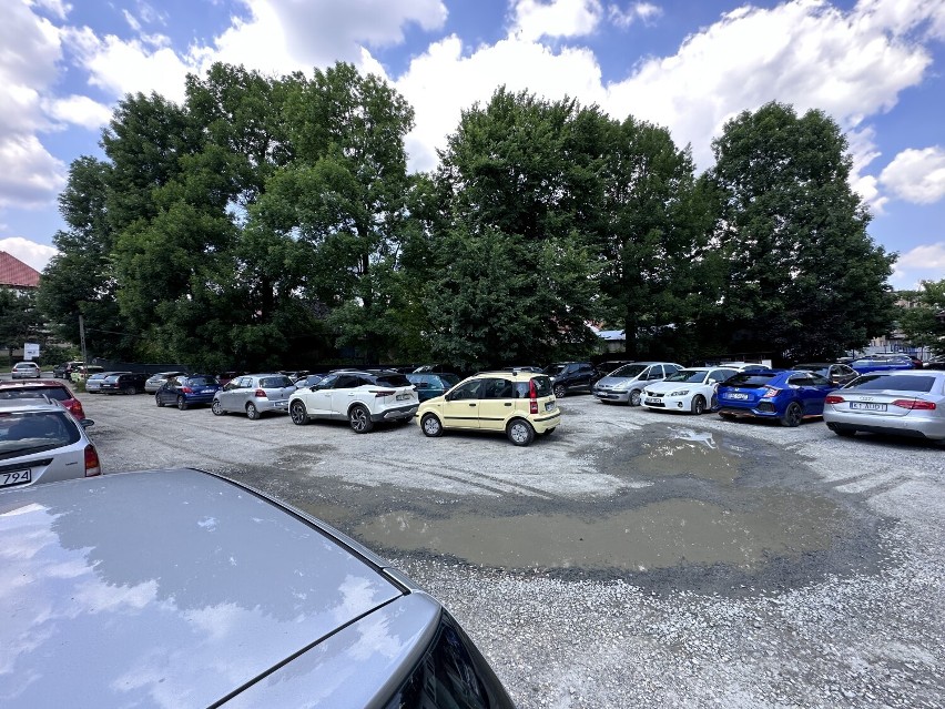 Czy to kres jednego z ostatnich bezpłatnych parkingów w Bochni? Magistrat szuka chętnego do wydzierżawienia terenu obok ZUS