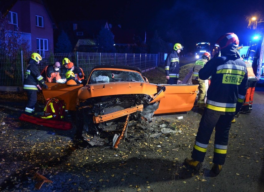 Wypadek w Buszkowiczkach. Ford Mustang GT roztrzaskany na drodze pod Przemyślem. Dwie osoby zostały ranne [ZDJĘCIA]