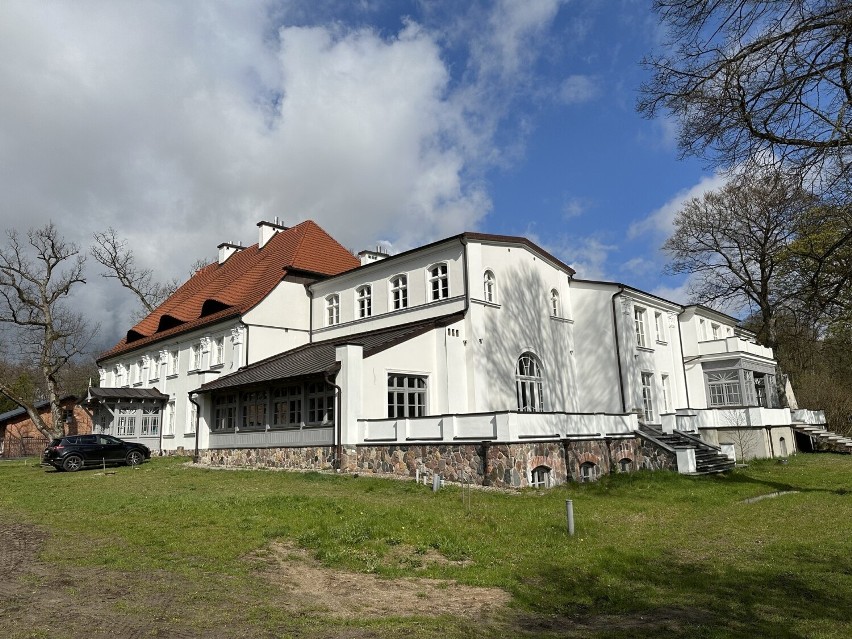 Czesław Lang odbudował zespół pałacowo-parkowy w Poborowie.
