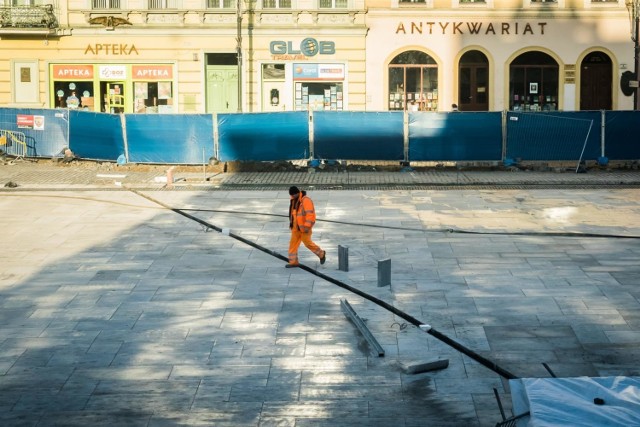 Remont płyty Starego Rynku wszedł w kolejny etap. Rozpoczęły się między innymi  prace związane z wyeksponowaniem  przebiegu 18. południka. Podświetli go ledowy pas umieszczony w posadzce

Remont płyty Starego Rynku w Bydgoszczy wkroczył właśnie w kolejną fazę. Co się tam dzieje? 


LICZ SIĘ ZE ŚWIĘTAMI - ŚWIĘTA NA WYJEŹDZIE.

