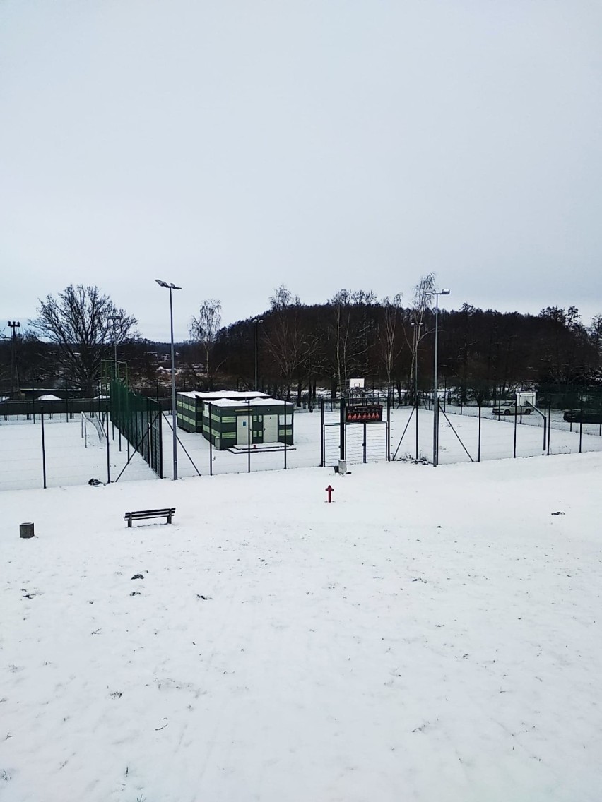 Kończą się ferie, a boiska i place zabaw przykryte są śniegiem [ZDJĘCIA]