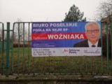 Atak na biuro poselskie Tadeusza Woźniaka w Łowiczu. Policja prowadzi śledztwo