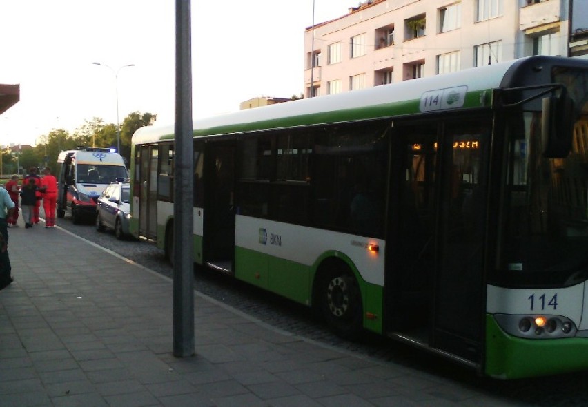 Białystok: Wypadek na ul. Branickiego. Autobus hamował przed grupą młodzieży