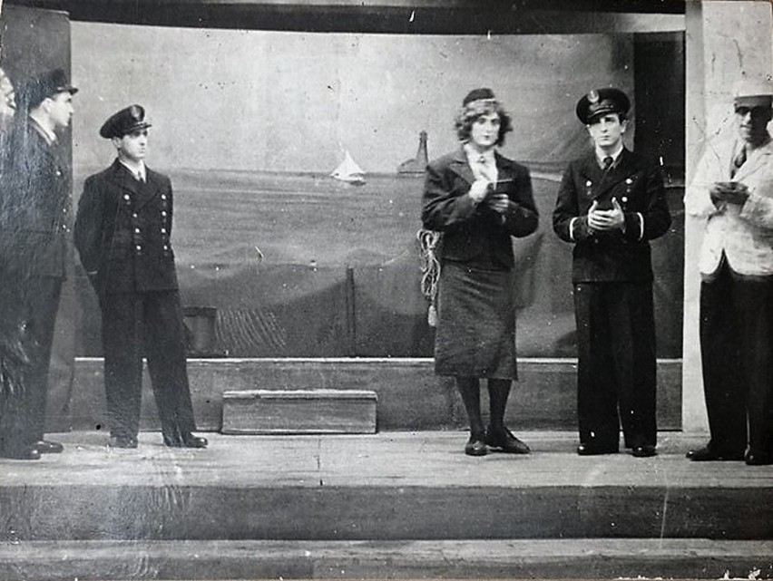 Fotografia ze sceny teatralnej w obozie