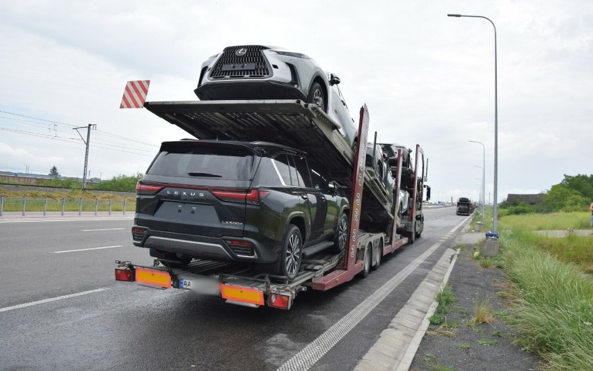 Lawety wiozące na Ukrainę luksusowe auta kłują w oczy.