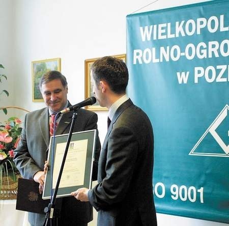 Prezes WGRO Grzegorz Hempowicz (z lewej) odbiera certyfikat HACCP od przedstawiciela DNV, Damiana Lisiewskiego.  Fot: Gildia