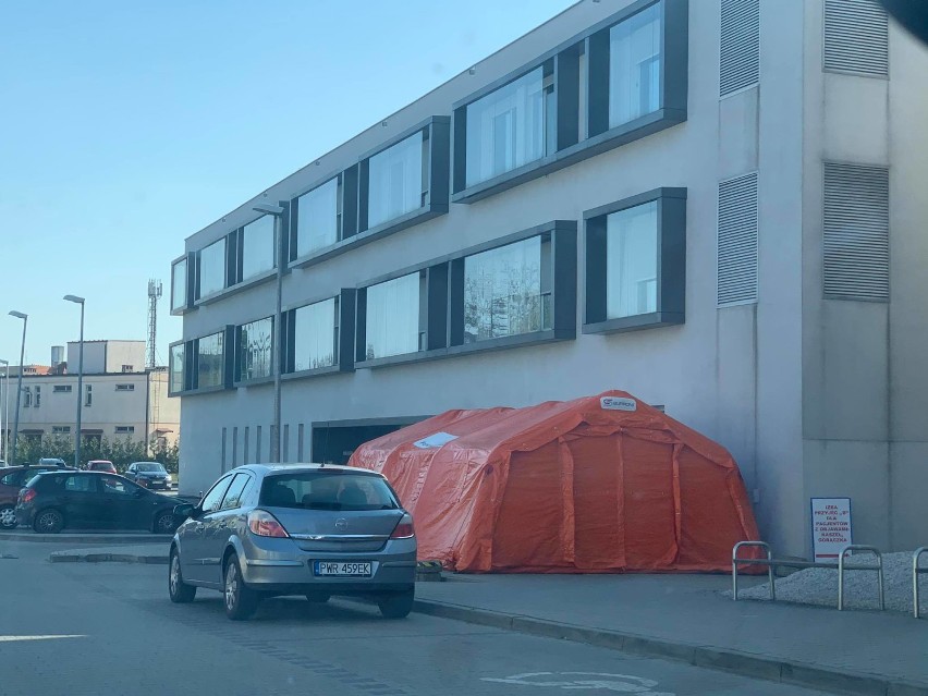 Września: Przed Szpitalem Powiatowym ustawiono czerwony namiot - o co chodzi?