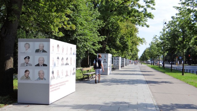 fot. Jolanta Dyr - uliczna galeria, kt&oacute;rej nadałam własną nazwę Poczet Powstańc&oacute;w Warszawskich to Akcja Fotograficzna 1944|70|2014 mająca na celu upamiętnienie wsp&oacute;łcześnie żyjących Powstańc&oacute;w Warszawskich i os&oacute;b